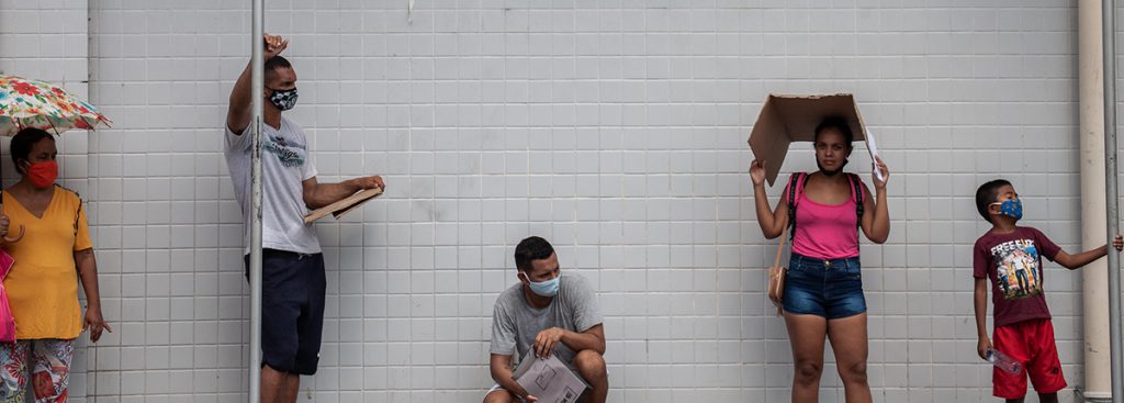 Waiting in line in Manaus, Brazil. Photo: IMF / Raphael Alves, Flikr