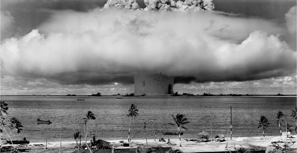 L'explosion "Baker", suite à l'opération Crossroads, un essai nucléaire de l'armée américaine sur l’atoll de Bikini, Micronesia, le 25 juillet 1946. Source: Wikimedia Commons